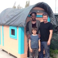 O homem que constrói minicasas para moradores de rua com materiais descartados indevidamente